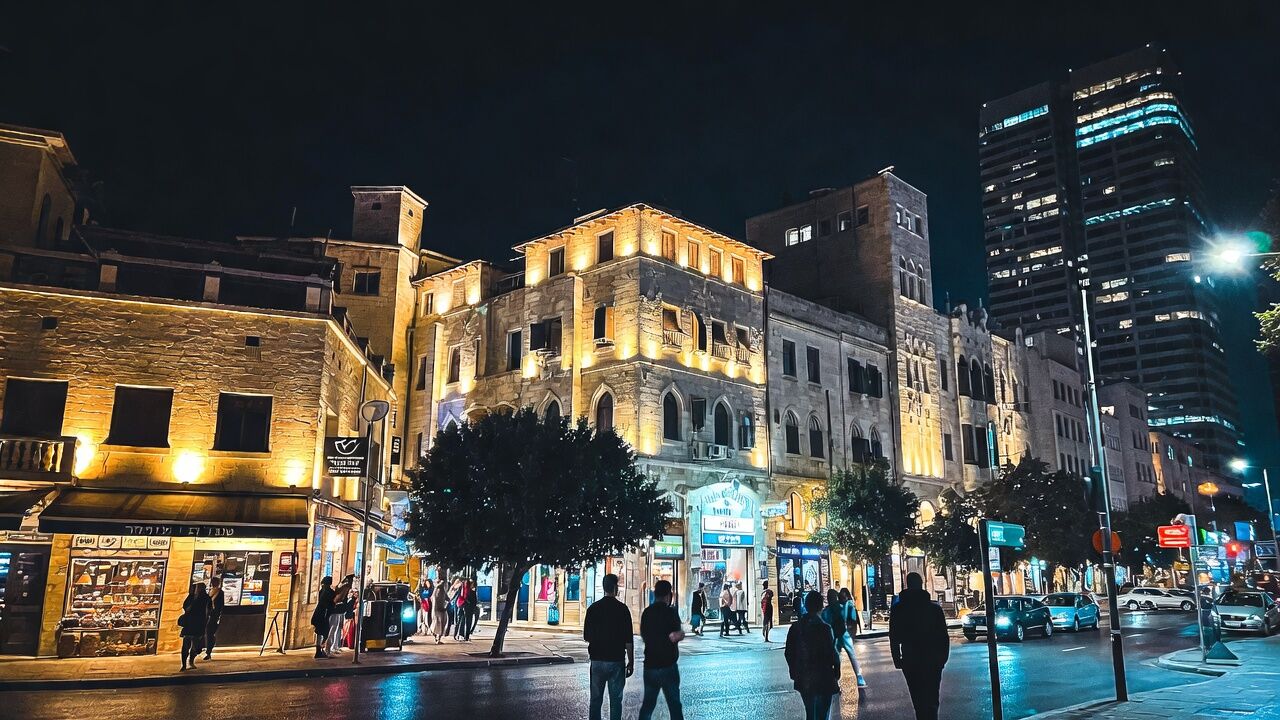 ההונאה בבר בתל אביב עם בחורות שהשאירו אותי עם חשבון ענק